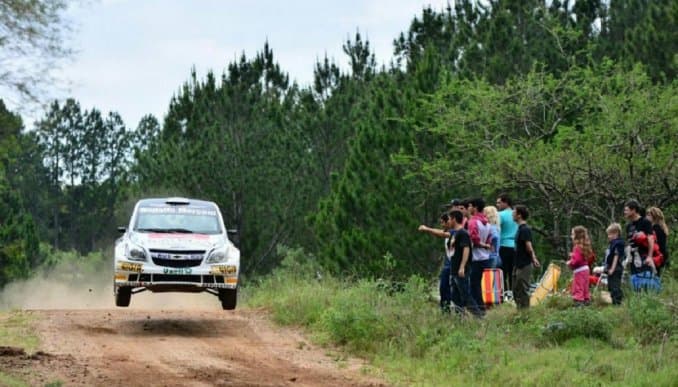 Conmoción en el rally argentino: un auto se despistó y mató un espectador