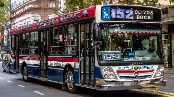 Acusan a un economista de abusar de una pasajera en un viaje de la línea 152