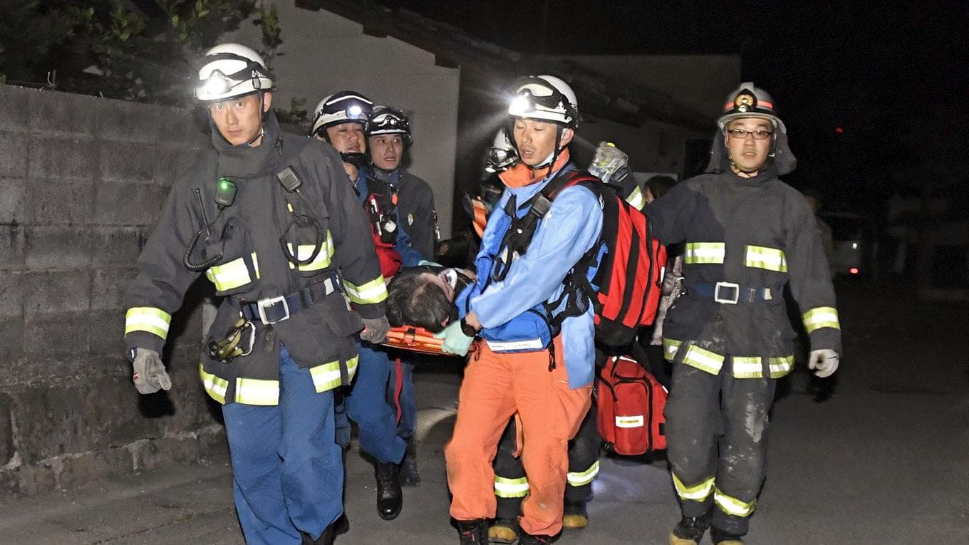 Un fuerte sismo sacudió Japón y derrumbó varios edificios