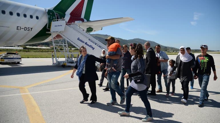 Doce refugiados sirios acompañan al papa Francisco en el vuelo de regreso de Lesbos a Roma