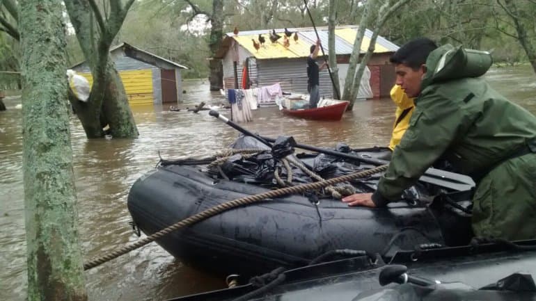 Los ríos no bajan y hay alerta por más lluvias en el Litoral
