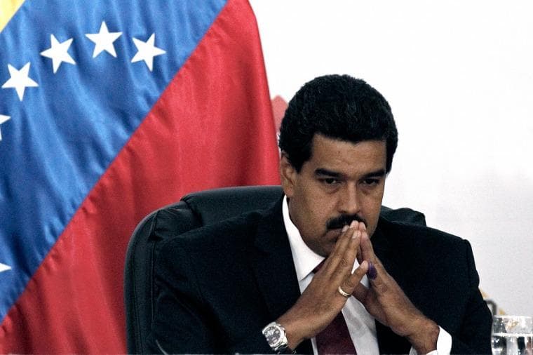 Maduro limitó facultades del parlamento por decreto y crece la tensión