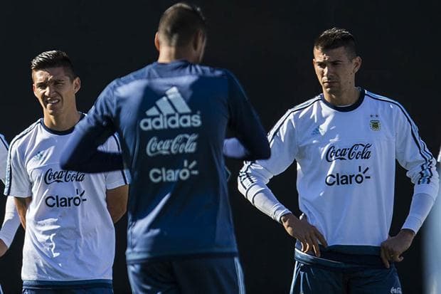 Debuta Cuesta y Ramiro Funes Mori va de 3: la defensa de la selección desnuda una vieja deuda del fútbol argentino