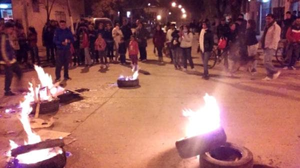 Una chica de 13 años fue violada cuando esperaba el colectivo
