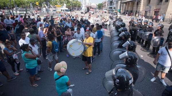 La Ciudad sigue sin desalojar el piquete de los manteros de Once y espera los resultados de otra reunión