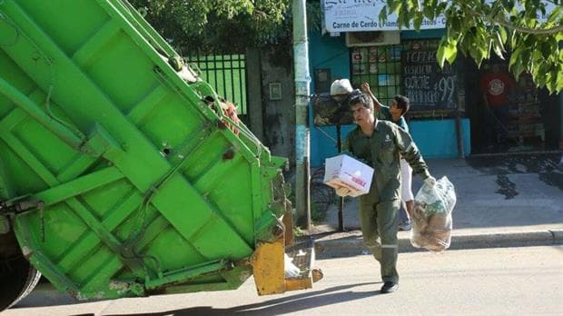 Jorge Capitanich se vistió como recolector y salió a juntar basura por Resistencia