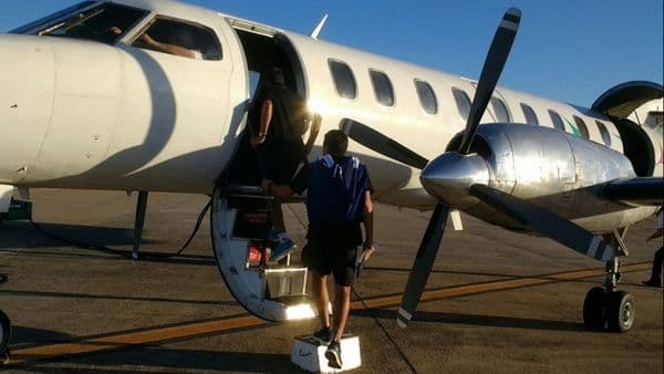 Tensión en el vuelo de Racing: se abrió la puerta del avión en pleno despegue