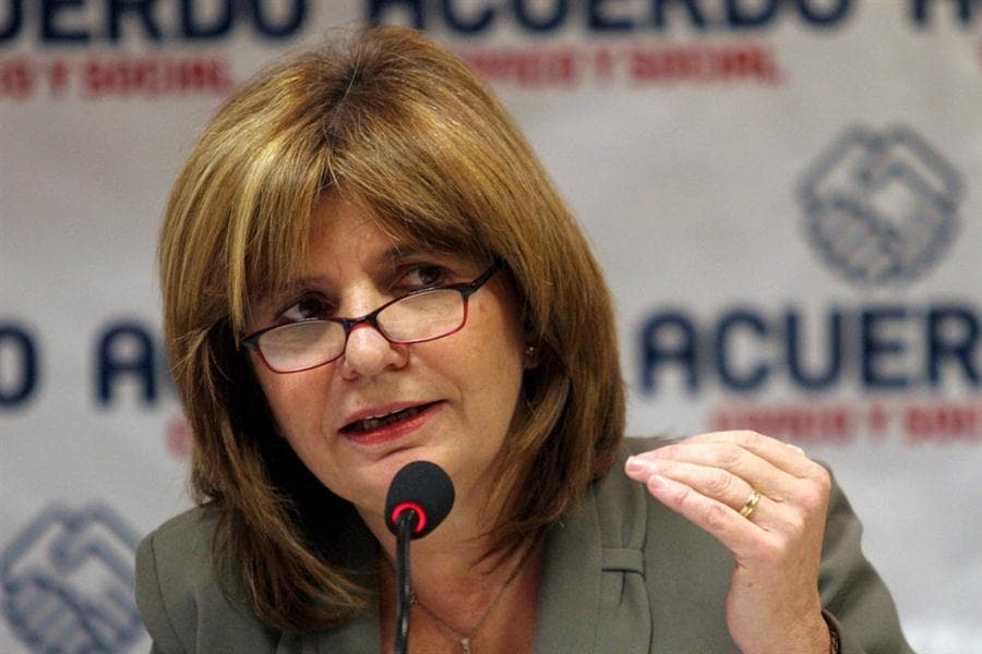 Bullrich entrega a la Policía Federal el avión que pertenecía a Lázaro Báez