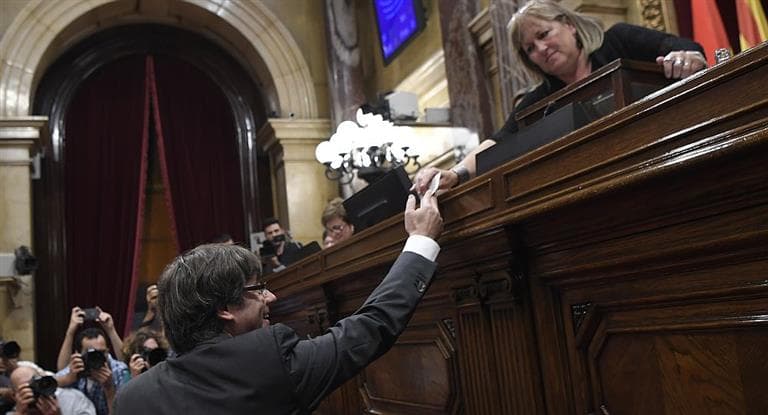 Máxima tensión: Rajoy destituyó a Puidgemont y convocó a elecciones en Cataluña