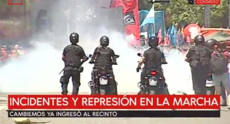 Tensión en el Congreso: corridas, piedras y gases antes del inicio de la sesión en Diputados