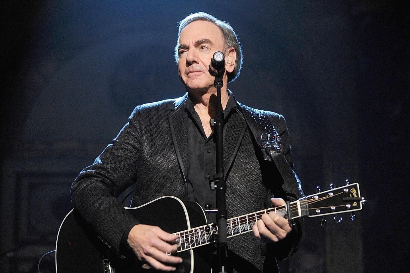 Neil Diamond anunció que sufre Parkinson y le dijo adiós a los escenarios