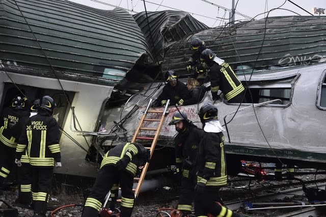 Descarriló un tren en Milán: 3 muertos y cientos de heridos