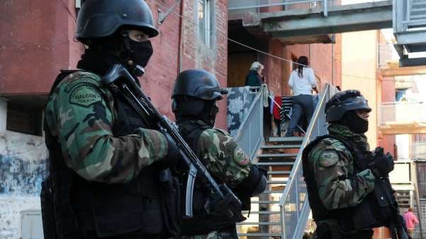 Investigan a un policía del Grupo Halcón por matar a un adolescente de 17 años