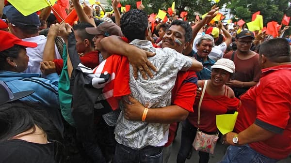 Colombianos y venezolanos protagonizaron un «abrazatón» por la paz para «llamar la atención» del régimen de Nicolás Maduro