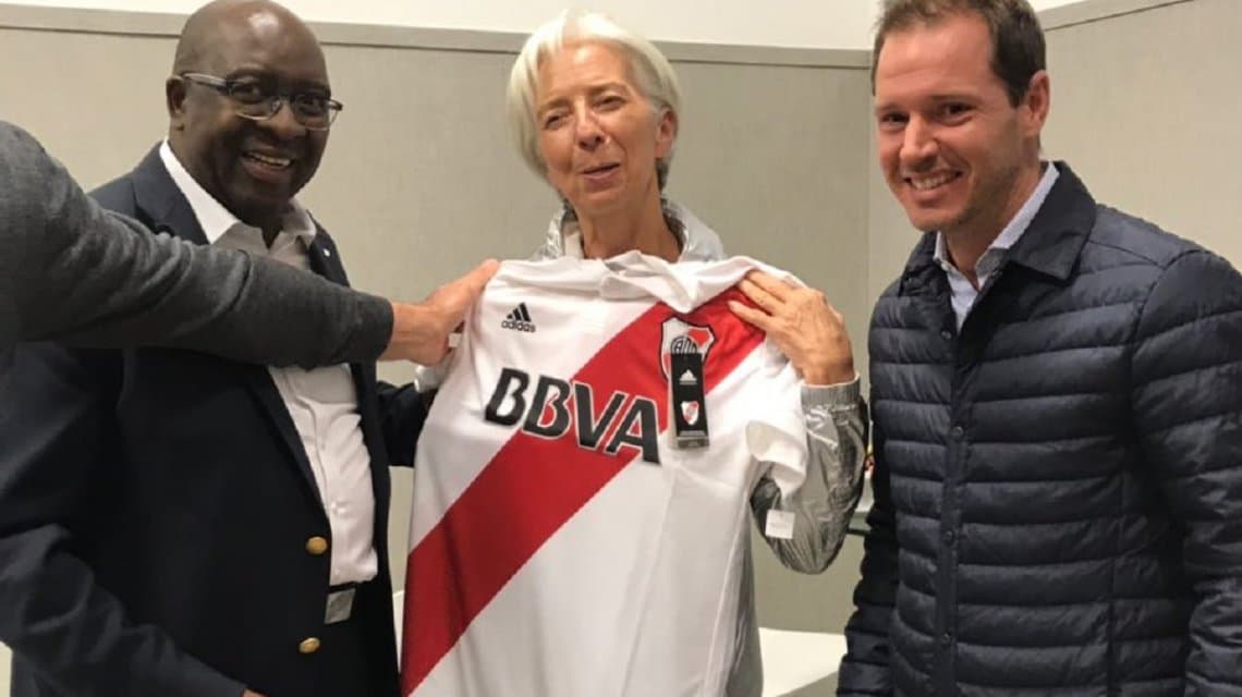 Christine Lagarde estuvo de visita en el Monumental y se llevó la camiseta de River