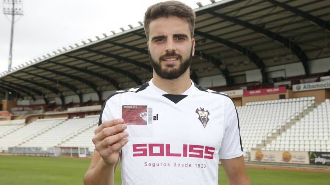 Conmoción en el fútbol español: Un jugador cayó desde el tercer piso del hotel