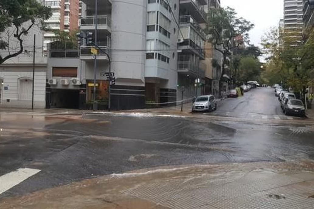 Se rompió un caño de agua en el límite entre Belgrano y Palermo