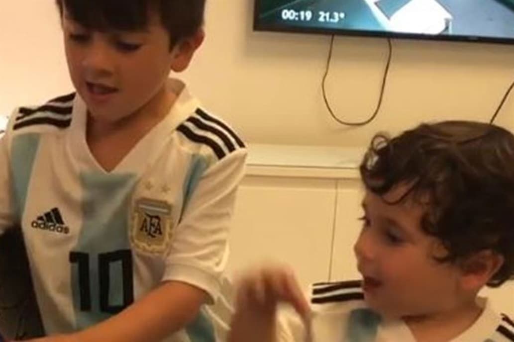 La noche de los hijos de Lionel Messi: la foto más tierna de Thiago, el escudo en el chupete de Mateo y el video de ellos cantando