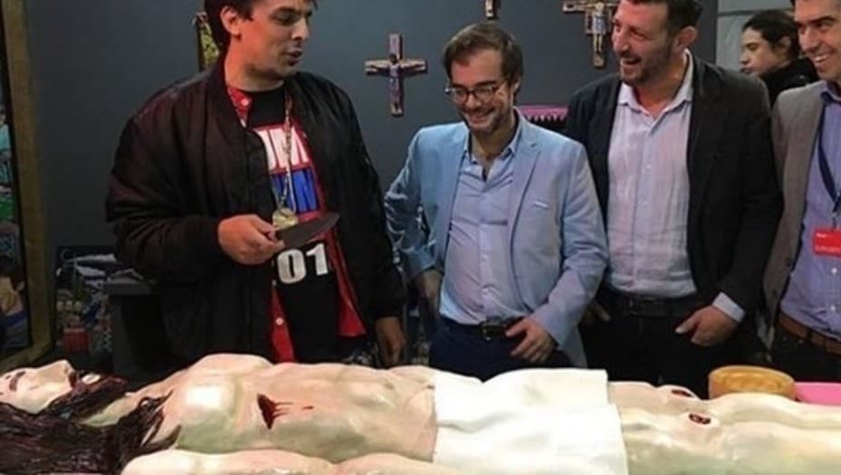 La polémica artista de la torta con la forma de Jesús redobla la apuesta: «Si el ministro Avogadro no comía iba a ser discriminación»