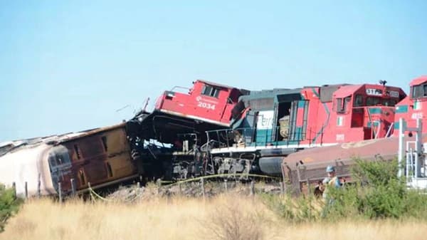 Una persona murió y al menos cinco resultaron heridas tras un impresionante choque de trenes de carga en México