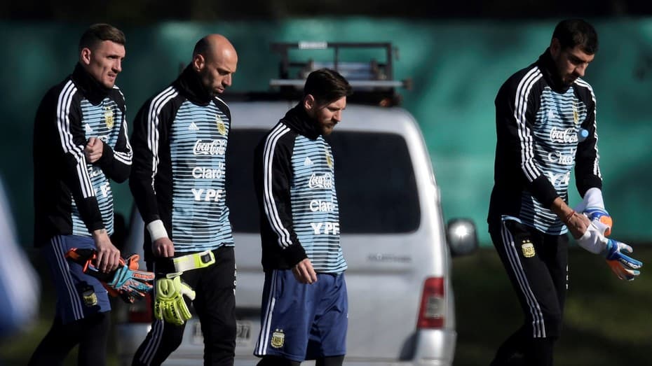 El divertido duelo entre Lionel Messi y Nahuel Guzmán que ya se hizo costumbre