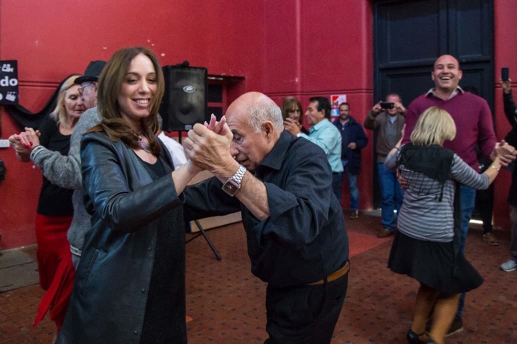 María Eugenia Vidal bailó tango con un jubilado en Quilmes
