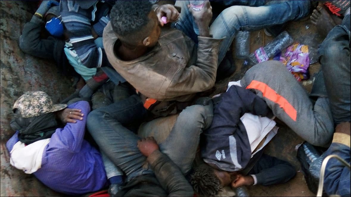 Muerte en el Sahara: Argelia obligó a más de 13 mil migrantes a dejar el país caminando bajo el sol del desierto sin agua ni comida