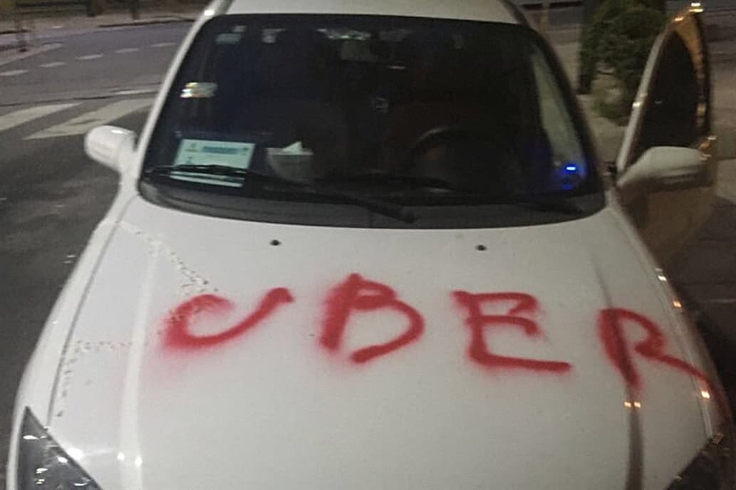 El gobierno porteño le suspendió la licencia a un taxista acusado de «caza Uber»