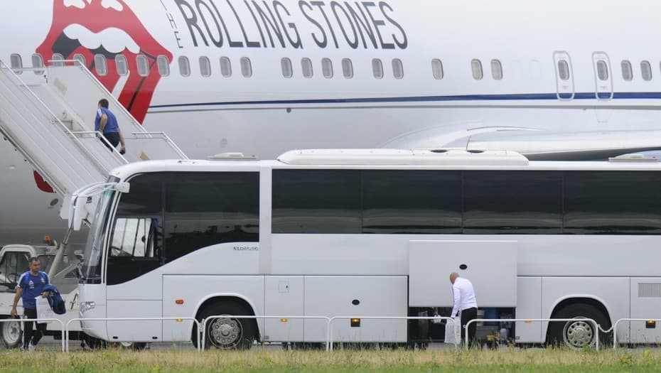 En silencio, y en el avión de los Rolling Stones, llegaron Jorge Sampaoli y Chiqui Tapia