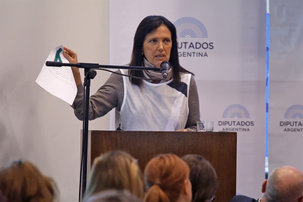 En las redes acusan a Claudia Piñeiro de ser «militante abortista» y promueven que se cancele su entrevista a Padura