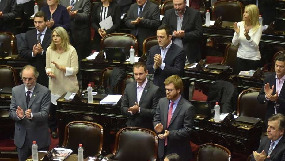 La tensión de la calle se trasladó al recinto: el kirchnerismo y la izquierda intentaron frenar la sesión que debate el Presupuesto