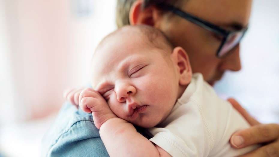 Es ley: los empleados públicos varones tendrán 45 días de licencia por paternidad en la Ciudad