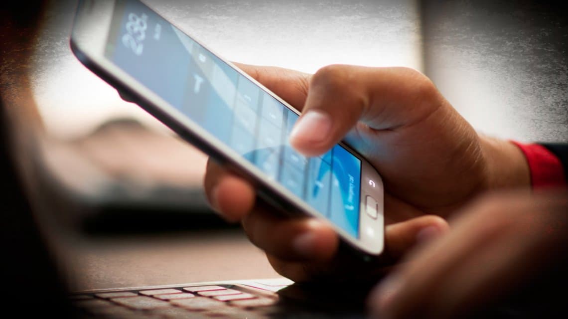 Estados Unidos: ofrecen 100 mil dólares a quien pueda dejar de utilizar el celular por un año
