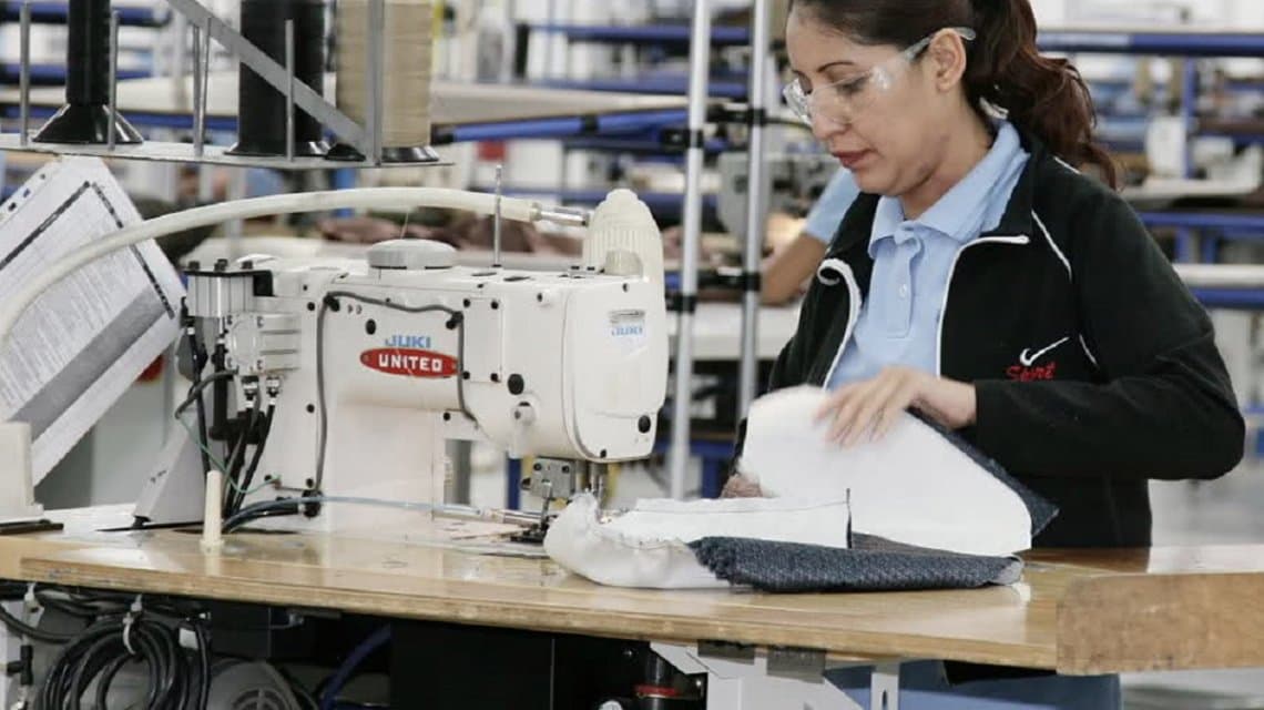 Produce tanto como una fábrica china pero no puede competir: el drama de un empresario textil argentino