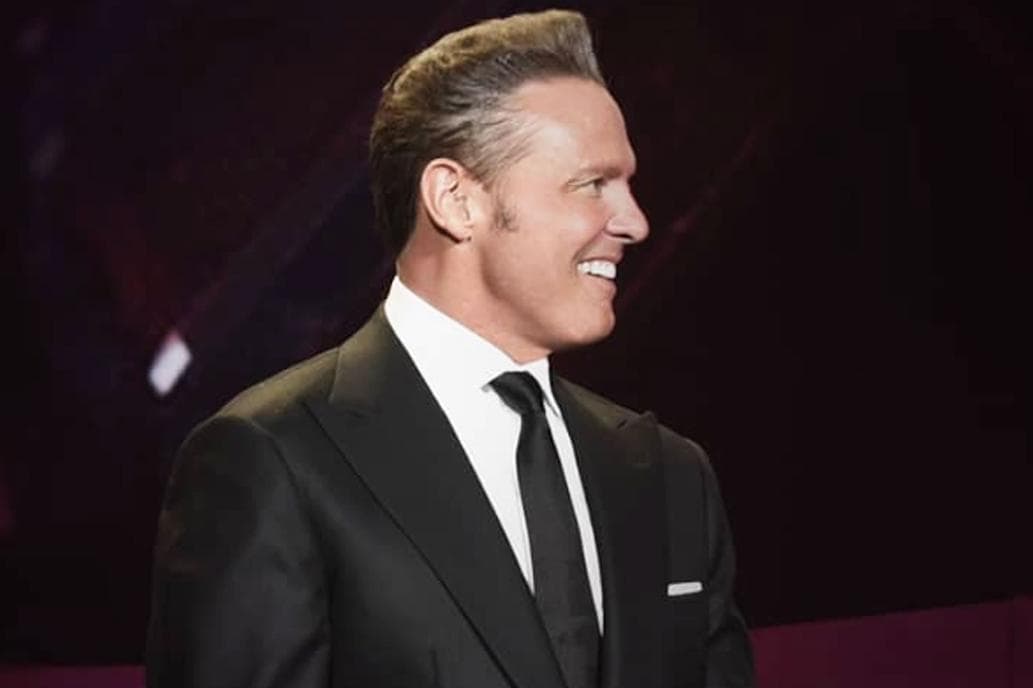 Luis Miguel llegó a la Argentina y, muy sonriente, saludó a sus fans