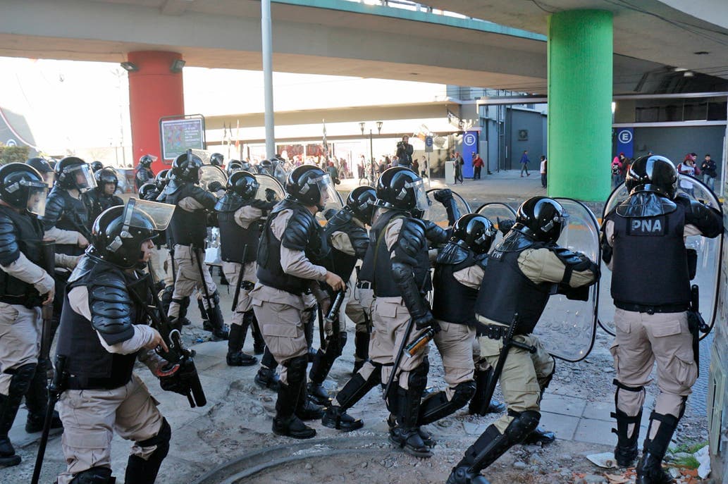 Tensión entre manifestantes y Prefectura en el Puente Pueyrredón