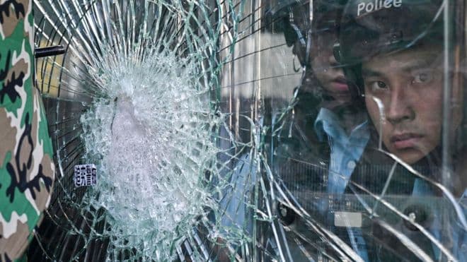 Protestas en Hong Kong: manifestantes entran por la fuerza al Parlamento