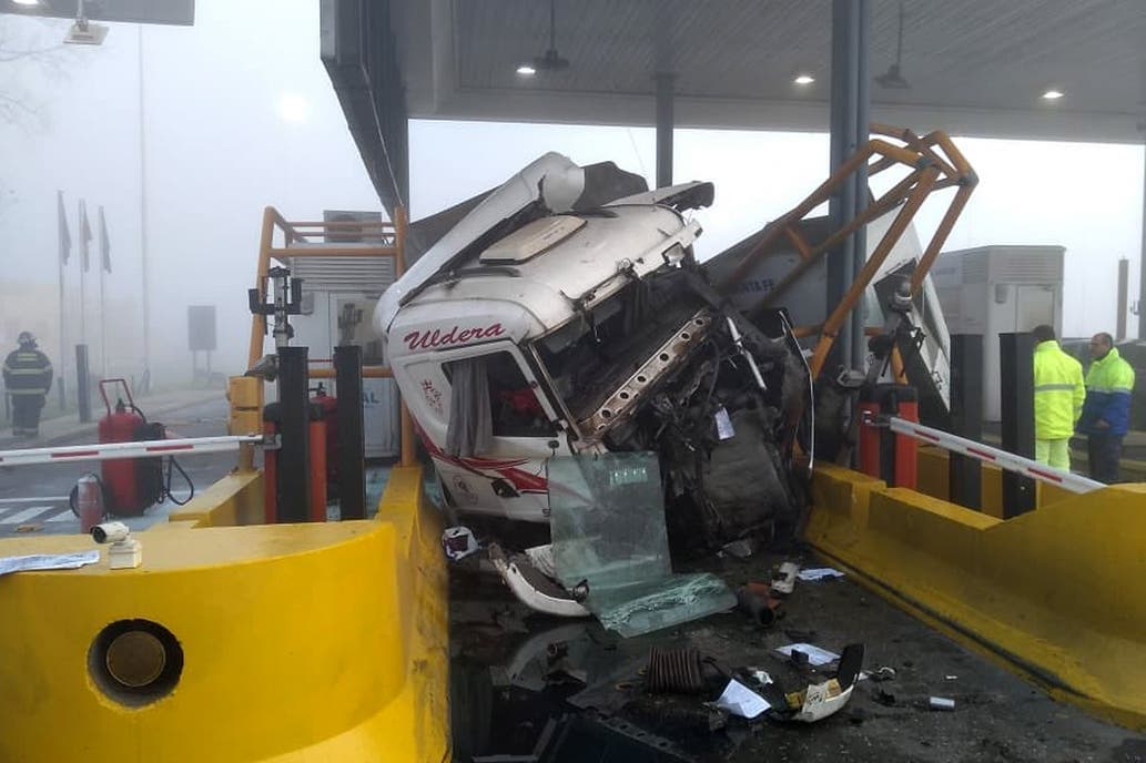Un camión embistió una cabina de peaje en la Autopista Rosario-Santa Fe