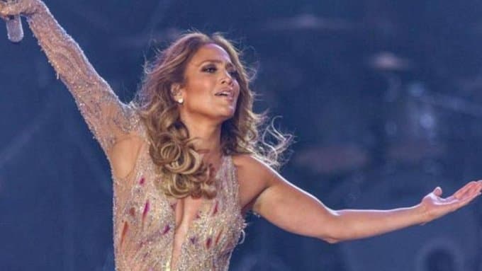 Inician una demanda millonaria a JLO en Egipto por actuar desnuda durante concierto