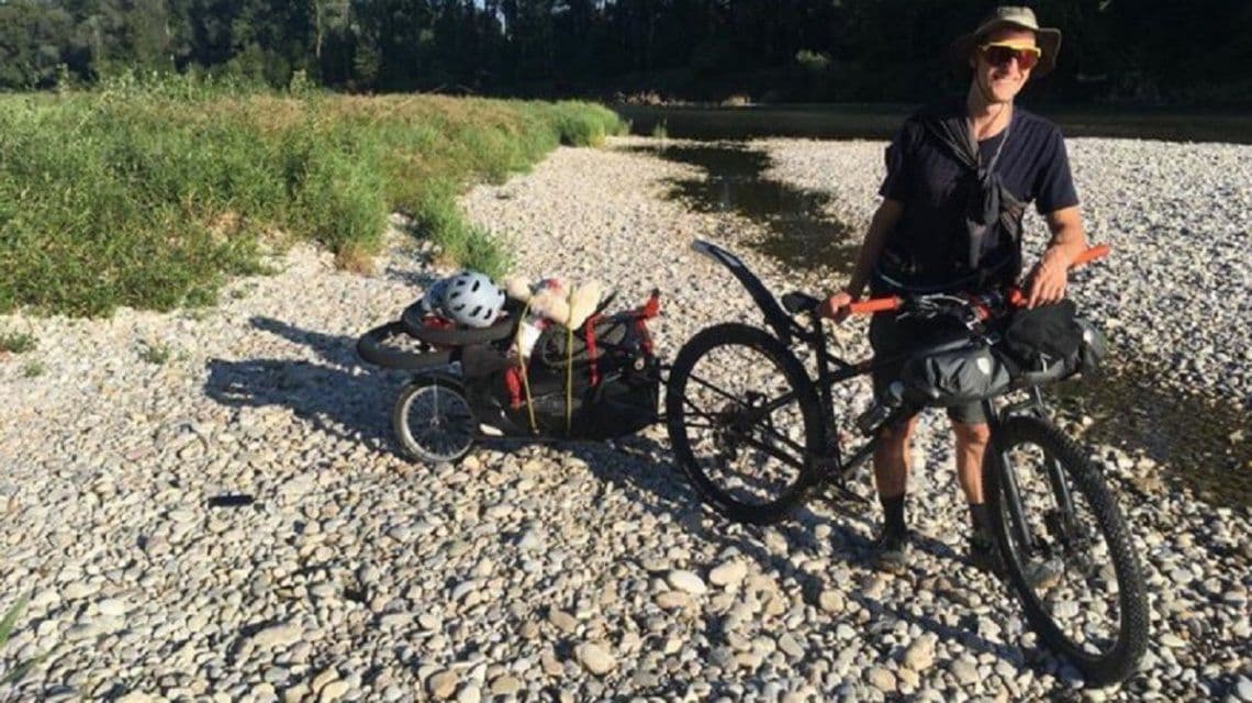 Un alemán llegó a Argentina para recorrer la cordillera en bici: le robaron todo en Neuquén