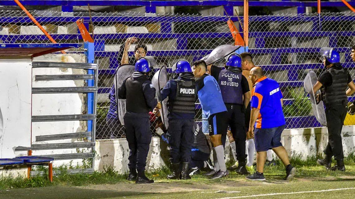 Le fracturaron el cráneo de un piedrazo a la mamá de un futbolista