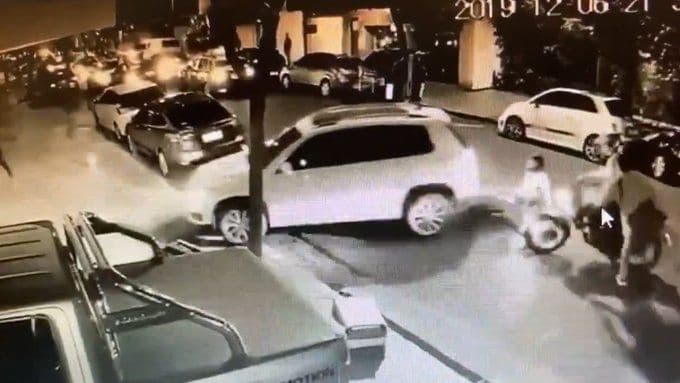 Un hombre atropelló a un ladrón para evitar que le roben a su vecino
