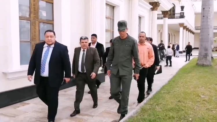 Tras el golpe contra la Asamblea Nacional de Venezuela, Luis Parra ocupó la oficina de la presidencia que le pertenece a Juan Guaidó