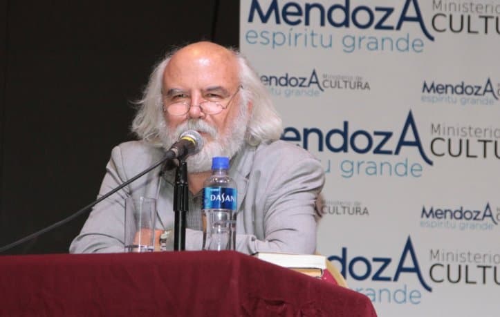 Juan Sasturain fue nombrado director de la Biblioteca Nacional