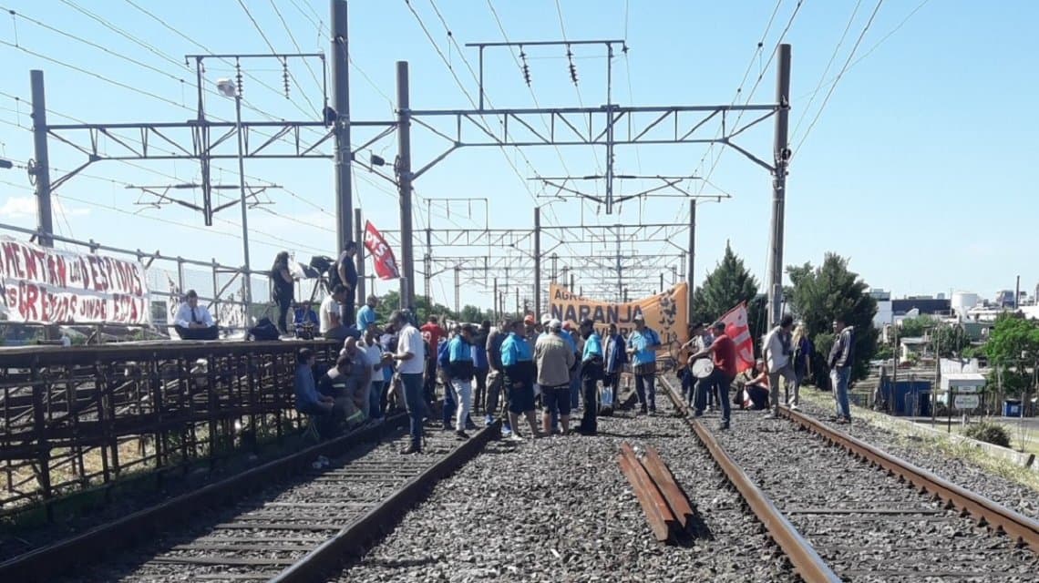 Por un corte de vías a la altura de Avellaneda, hay servicio limitado del ferrocarril Roca