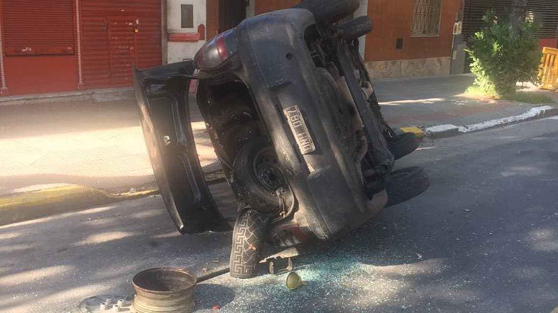 Un camión chocó a 5 autos y se fugó en Parque Patricios