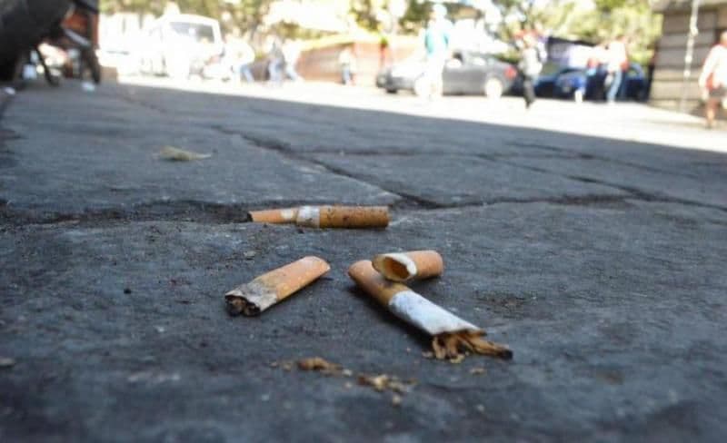 Analizan multar a los fumadores que tiren cigarrillos en la vía pública