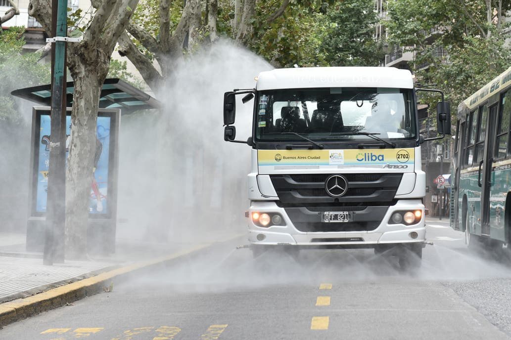 Refuerzan con hipoclorito de sodio la desinfección en espacios públicos de la Ciudad