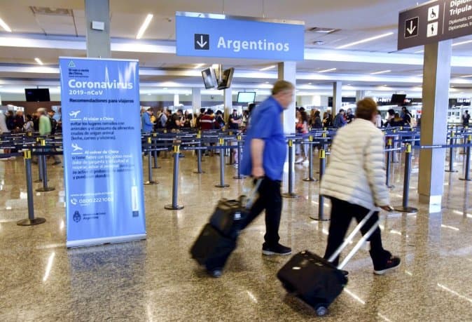 Gobierno suspende regreso de argentinos varados en el exterior y da prioridad a mayores de 65 años