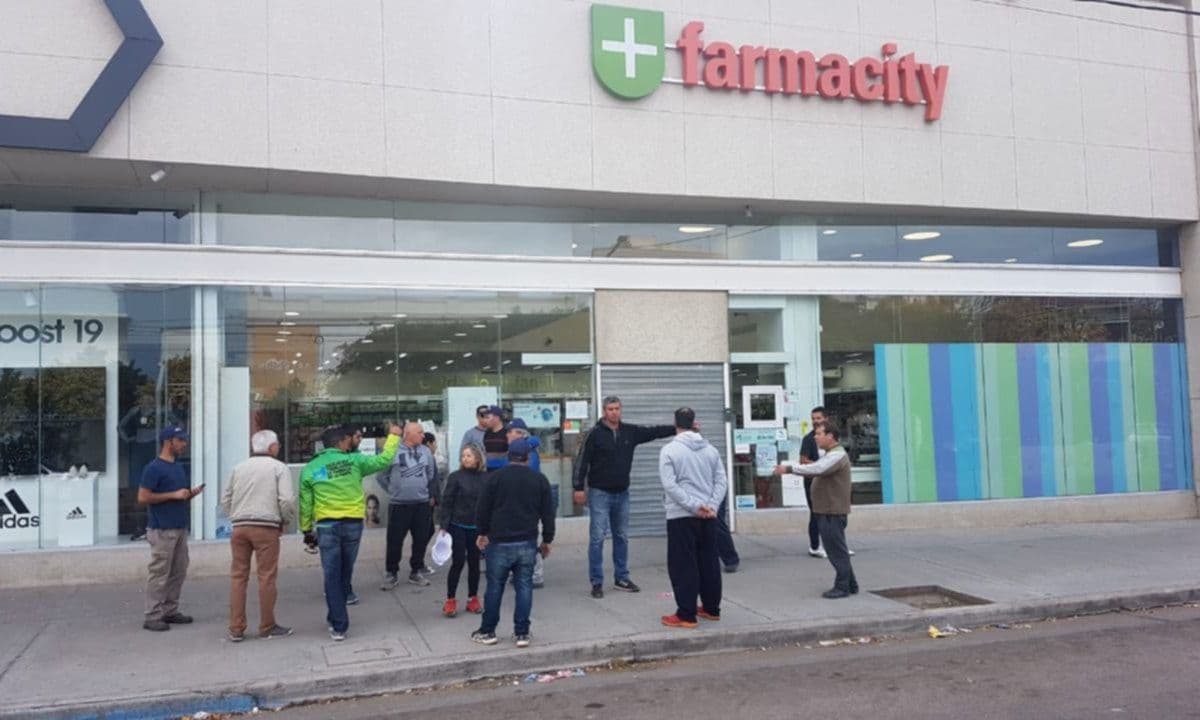 El Gobierno descubrió que Farmacity tenía stock de alcohol en gel en el depósito pero faltaba en las góndolas